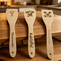 Lustiger Pfannenwender aus Holz mit individueller Gravur als originelle Geschenkidee für die Küche.