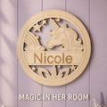 Personalisiertes Türschild aus Holz mit Einhorn-Motiv und Wunschname als individuelle Dekoration für die Kinderzimmertür.