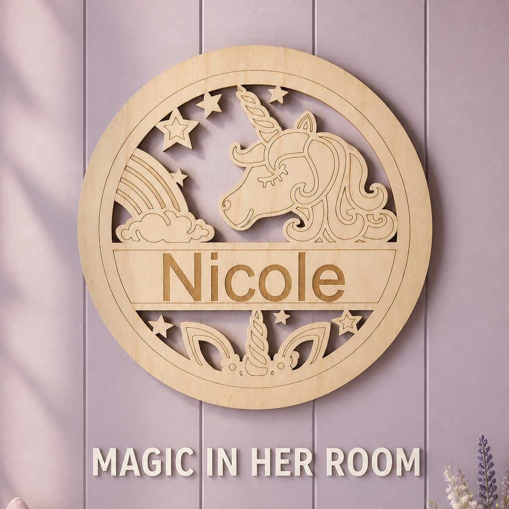 Personalisiertes Türschild aus Holz mit Einhorn-Motiv und Wunschname als individuelle Dekoration für die Kinderzimmertür.