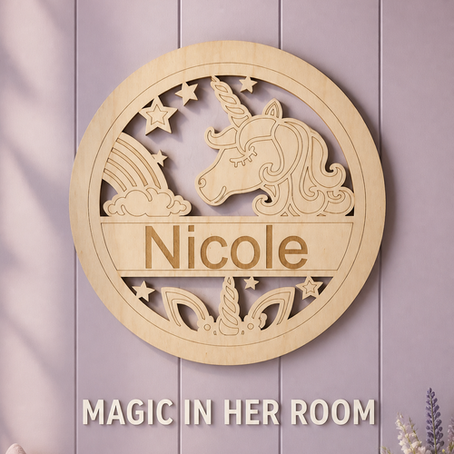Personalisiertes Türschild aus Holz mit Einhorn-Motiv und Wunschname als individuelle Dekoration für die Kinderzimmertür.