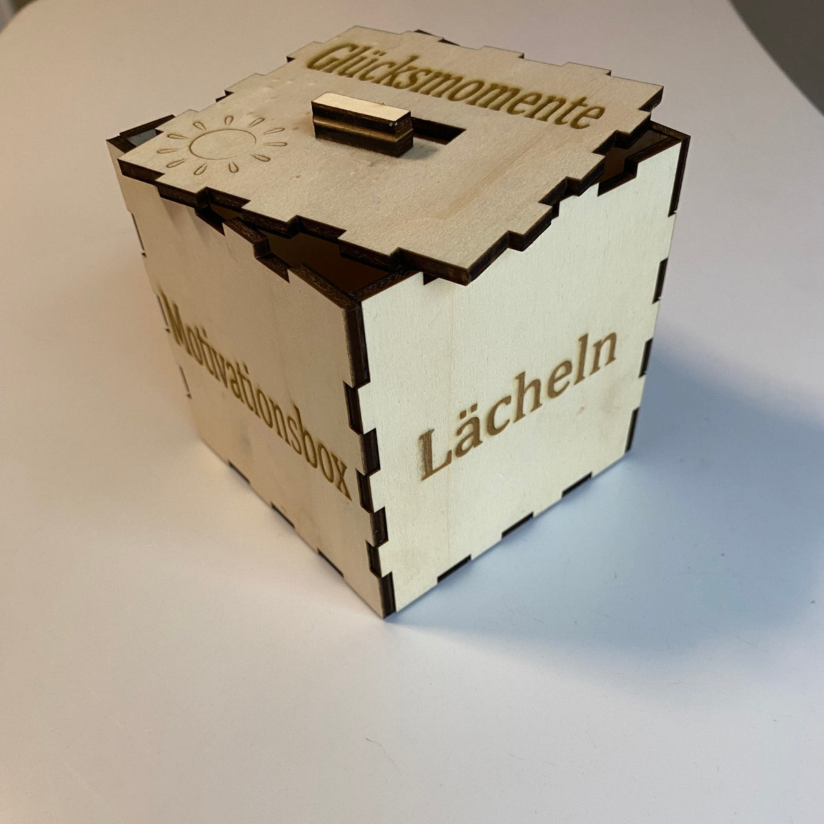 Personalisierte Holzbox mit positiven Zitaten und Affirmationen für mentale Stärke im Alltag.