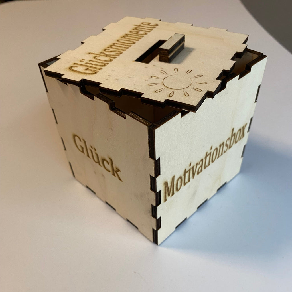 Dekorative Kraftbox aus Naturholz mit Gravur als liebevolles Mutmacher-Geschenk für Freunde und Familie.