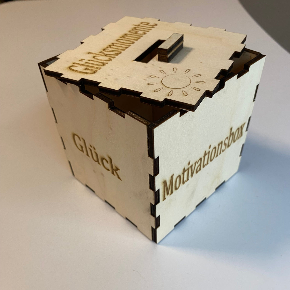 Dekorative Kraftbox aus Naturholz mit Gravur als liebevolles Mutmacher-Geschenk für Freunde und Familie.