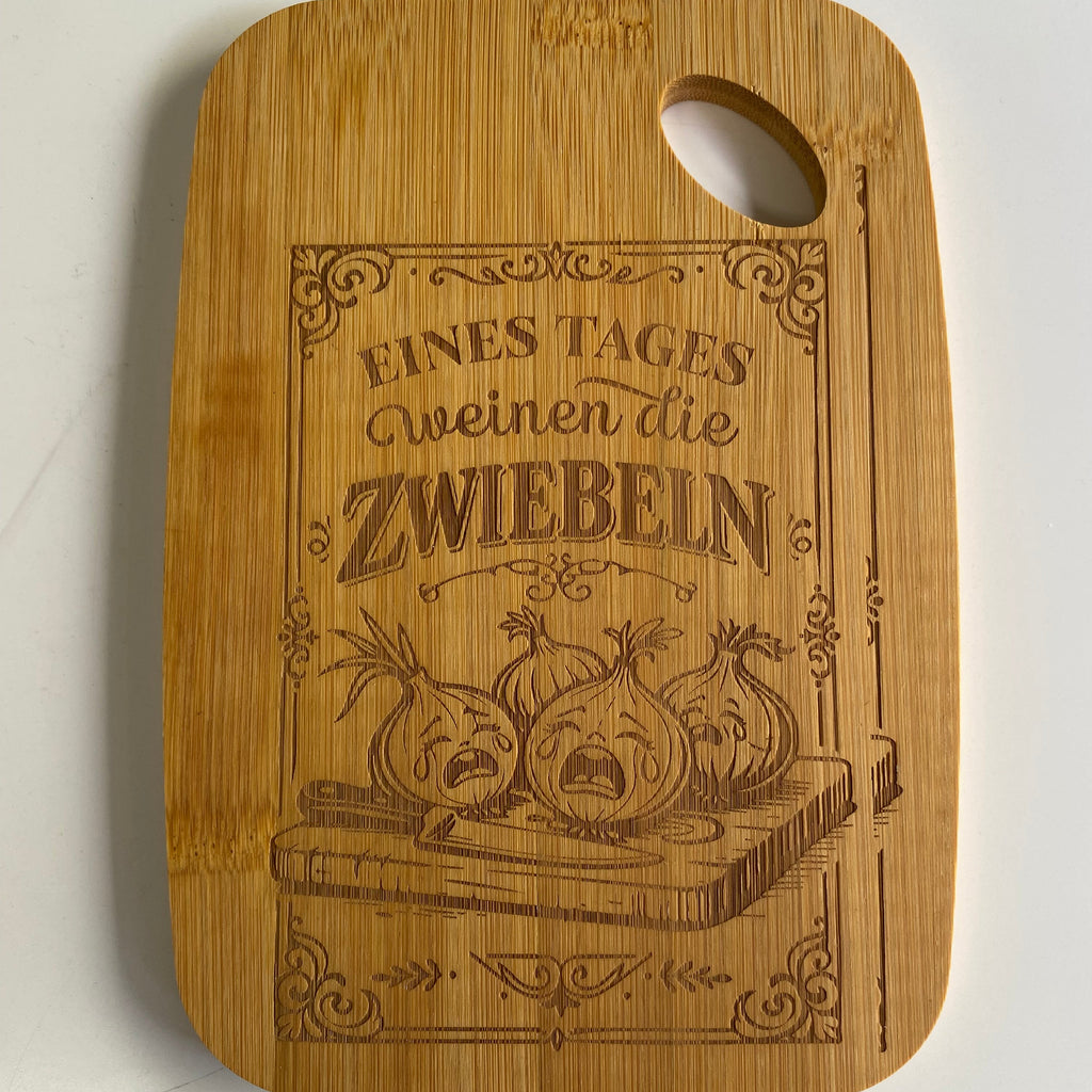 Humorvolles Küchenbrett aus Holz mit dem witzigen Zwiebel-Spruch: „Eines Tages weinen die Zwiebeln“ als Geschenk.
