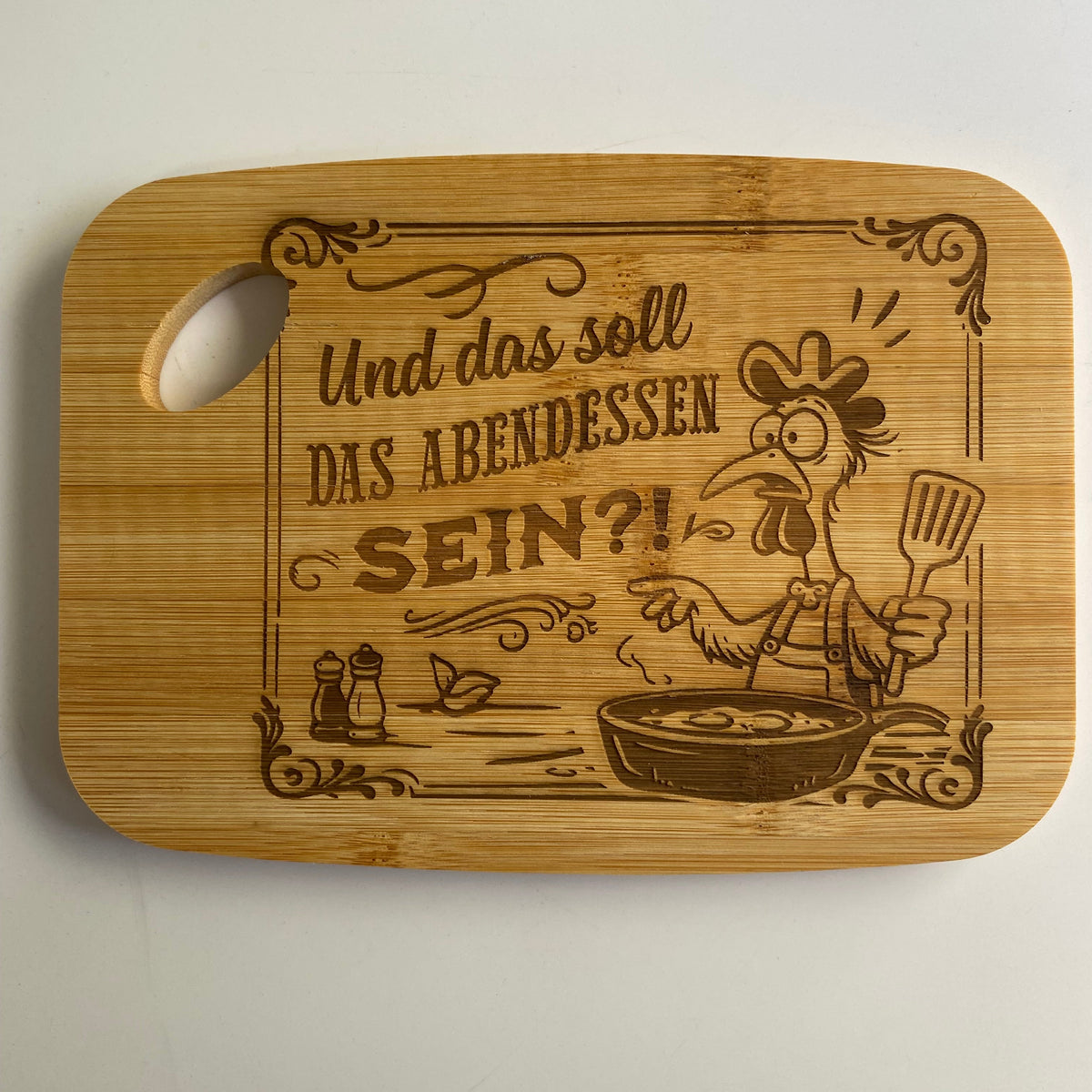 Lustiges Frühstücksbrettchen aus Naturholz mit dem eingebrannten Spruch: „Und das soll das Abendessen sein“ für Genießer.