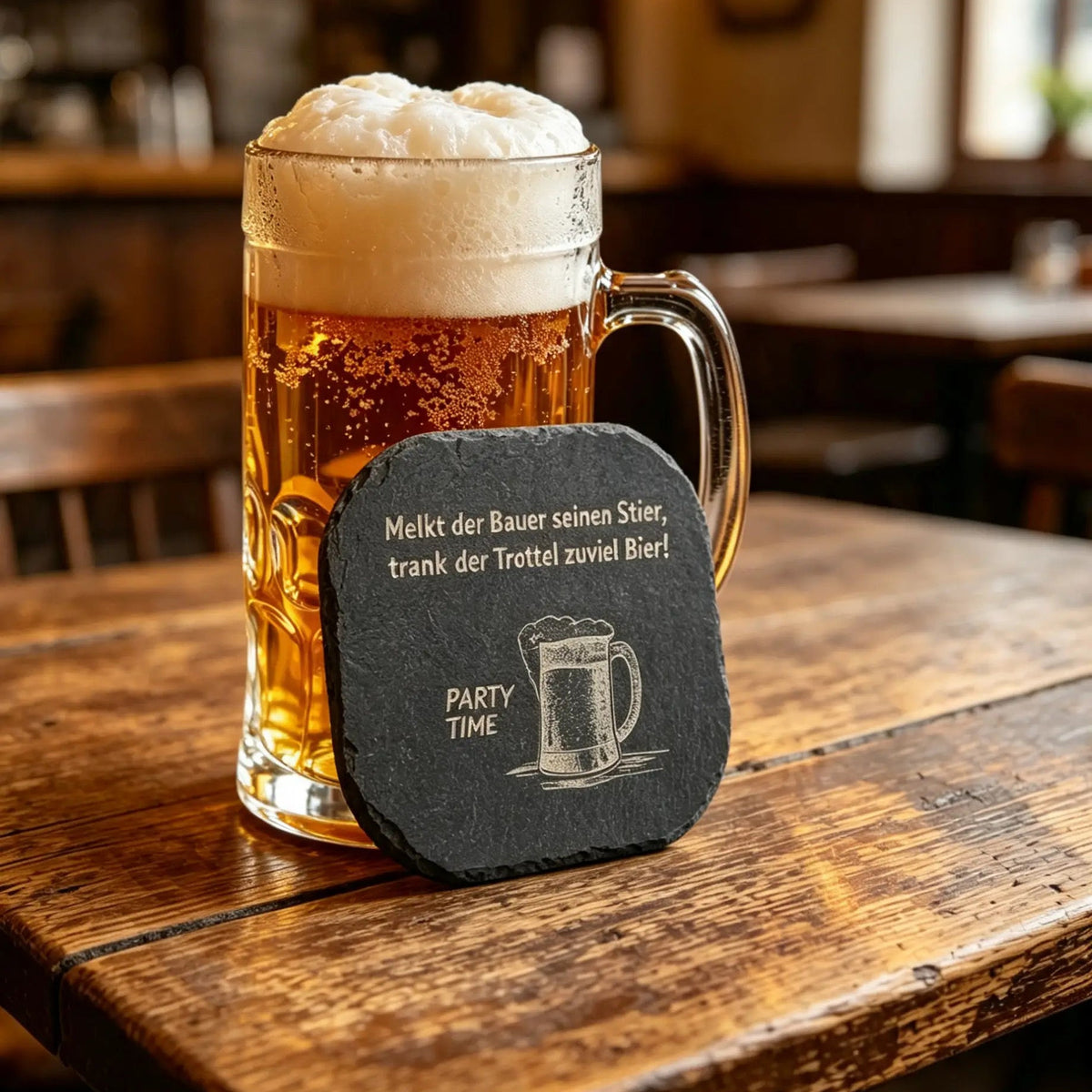 Personalisierter Schieferuntersetzer mit Gravur als individuelles Geschenkset kombiniert mit einem bedruckten Bierglas.