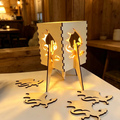 Personalisierte Kinderzimmer-Lampe aus Holz mit Drachen-Motiv als dekoratives Nachtlicht für Kinder.