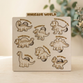 Dinosaurier-Puzzle aus Holz mit sieben gravierten Dinofiguren und Dinosauriernamen – Einlegepuzzle auf hellem Holztisch.