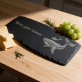 Personalisierte Schieferplatte mit Wal-Gravur als Servierbrett für Käse und Weintrauben