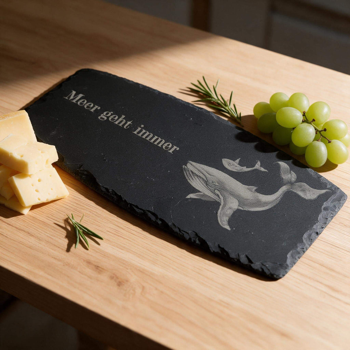 Personalisierte Schieferplatte mit Wal-Gravur als Servierbrett für Käse und Weintrauben